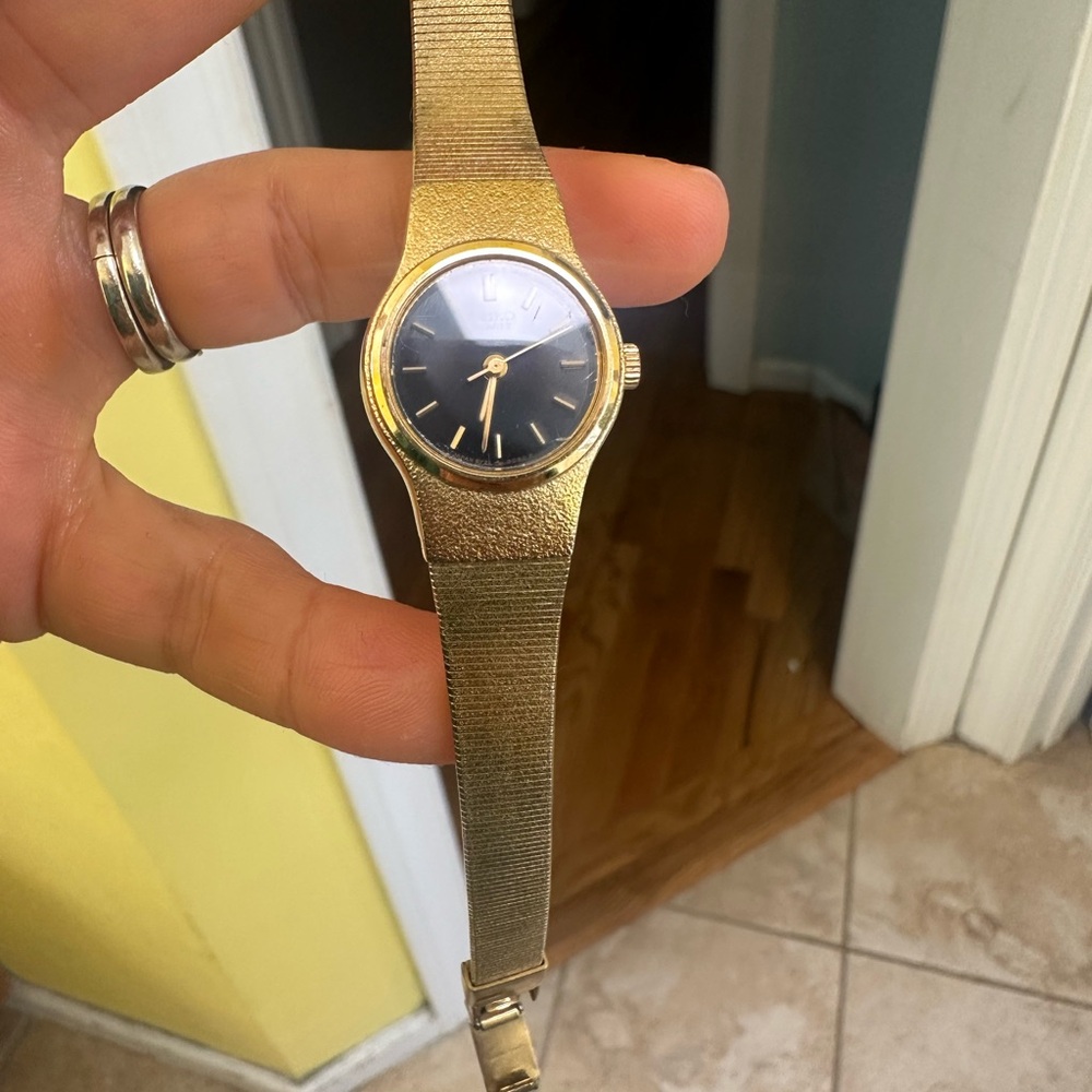 Seiko Gold Smartwatch with Elegant Design